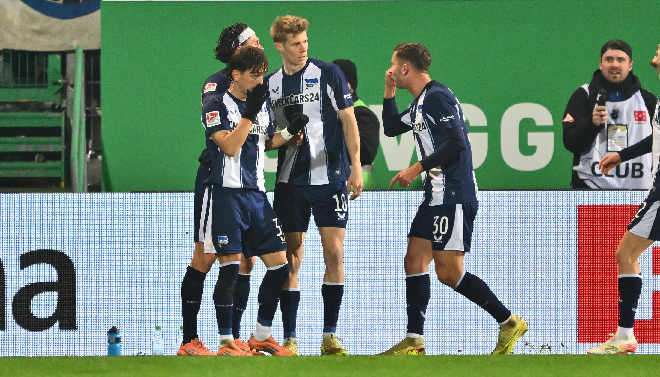 Doch die Hertha ist mit dem Unentschieden nicht zufrieden - und kommt kurz drauf wieder in Führung. Erneut ist es Schuler, der diesmal nach Zuspiel von Karbownik in der Drehung am Fünfer-Eck fallend flach unten links Schlieck überwindet.