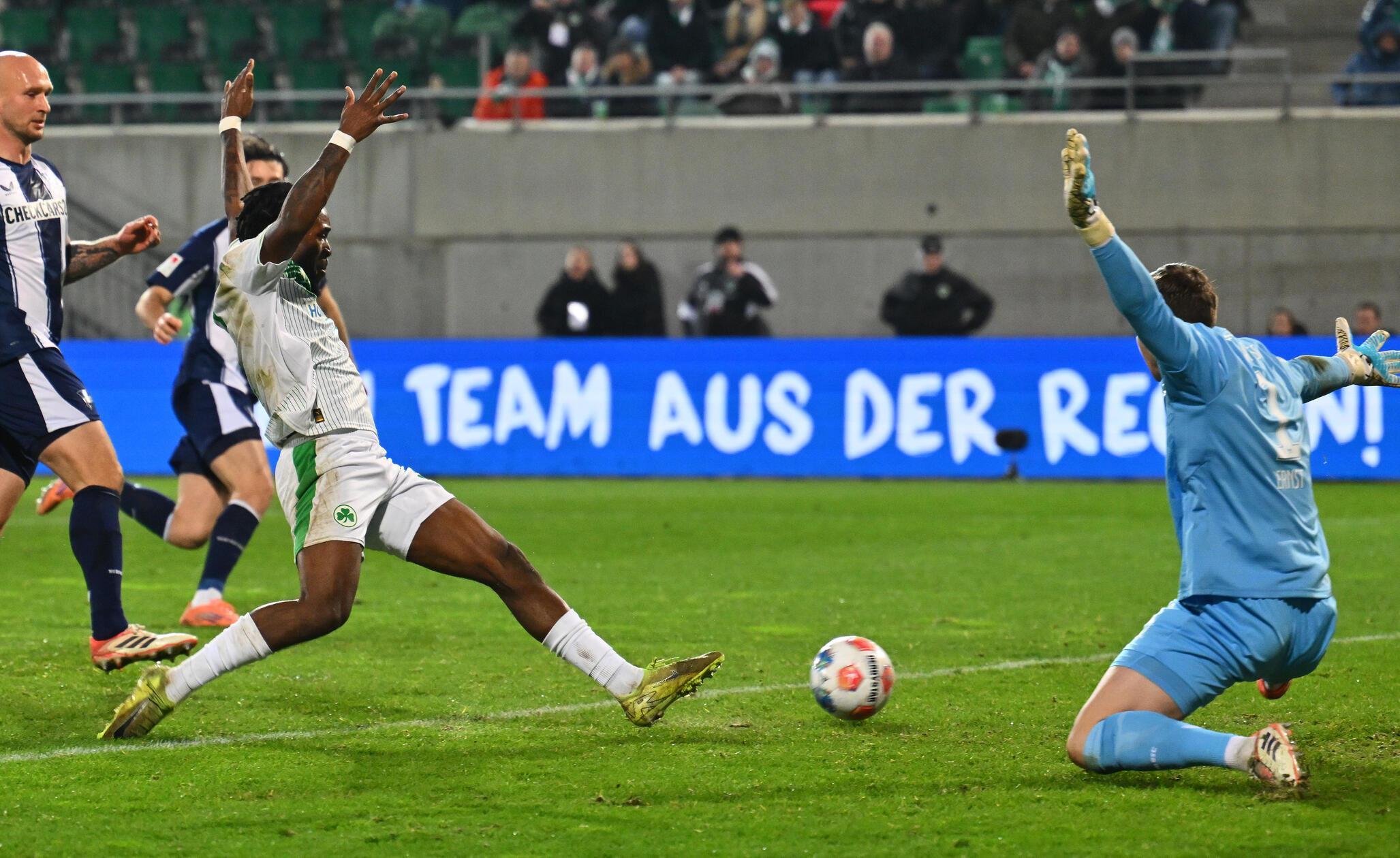 Aber auch die Fürther geben sich noch nicht geschlagen. In der 71. Minuten verpasst zunächst Hrgota mit hohem Bein den Ausgleich, drei Minuten später fehlen Futkeu höchstens zwei Schuhgrößen, um den Ball zu einem zu dem Zeitpunkt verdienten Unentschieden unterzubringen.