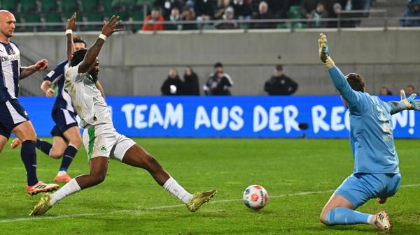 Aber auch die Fürther geben sich noch nicht geschlagen. In der 71. Minuten verpasst zunächst Hrgota mit hohem Bein den Ausgleich, drei Minuten später fehlen Futkeu höchstens zwei Schuhgrößen, um den Ball zu einem zu dem Zeitpunkt verdienten Unentschieden unterzubringen.