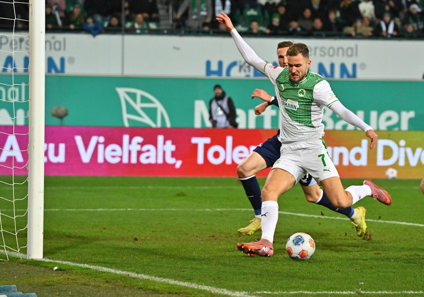 Kurz darauf muss Futkeu den Platz verlassen, Dennis Srbeny darf sein Glück versuchen - und finden. Nach einer feinen Kombination von Hrgota und Klaus scheitert der eingewechselte Stürmer zunächst im Eins gegen Eins am Hertha-Keeper, setzt aber nach und trifft zum 3:3 Endstand.