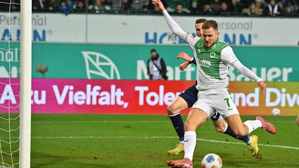 Kurz darauf muss Futkeu den Platz verlassen, Dennis Srbeny darf sein Glück versuchen - und finden. Nach einer feinen Kombination von Hrgota und Klaus scheitert der eingewechselte Stürmer zunächst im Eins gegen Eins am Hertha-Keeper, setzt aber nach und trifft zum 3:3 Endstand.