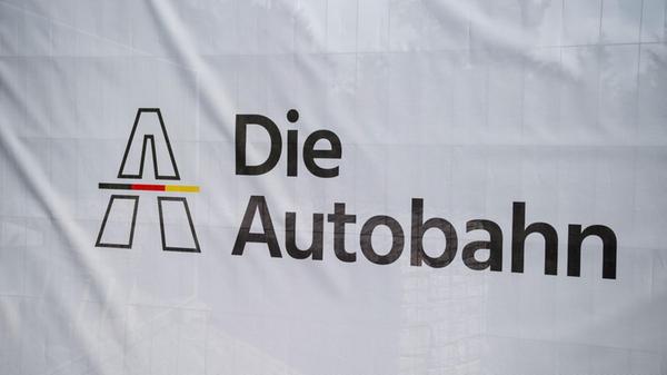 Das Logo der Autobahn GmbH ist auf einer Plane zu