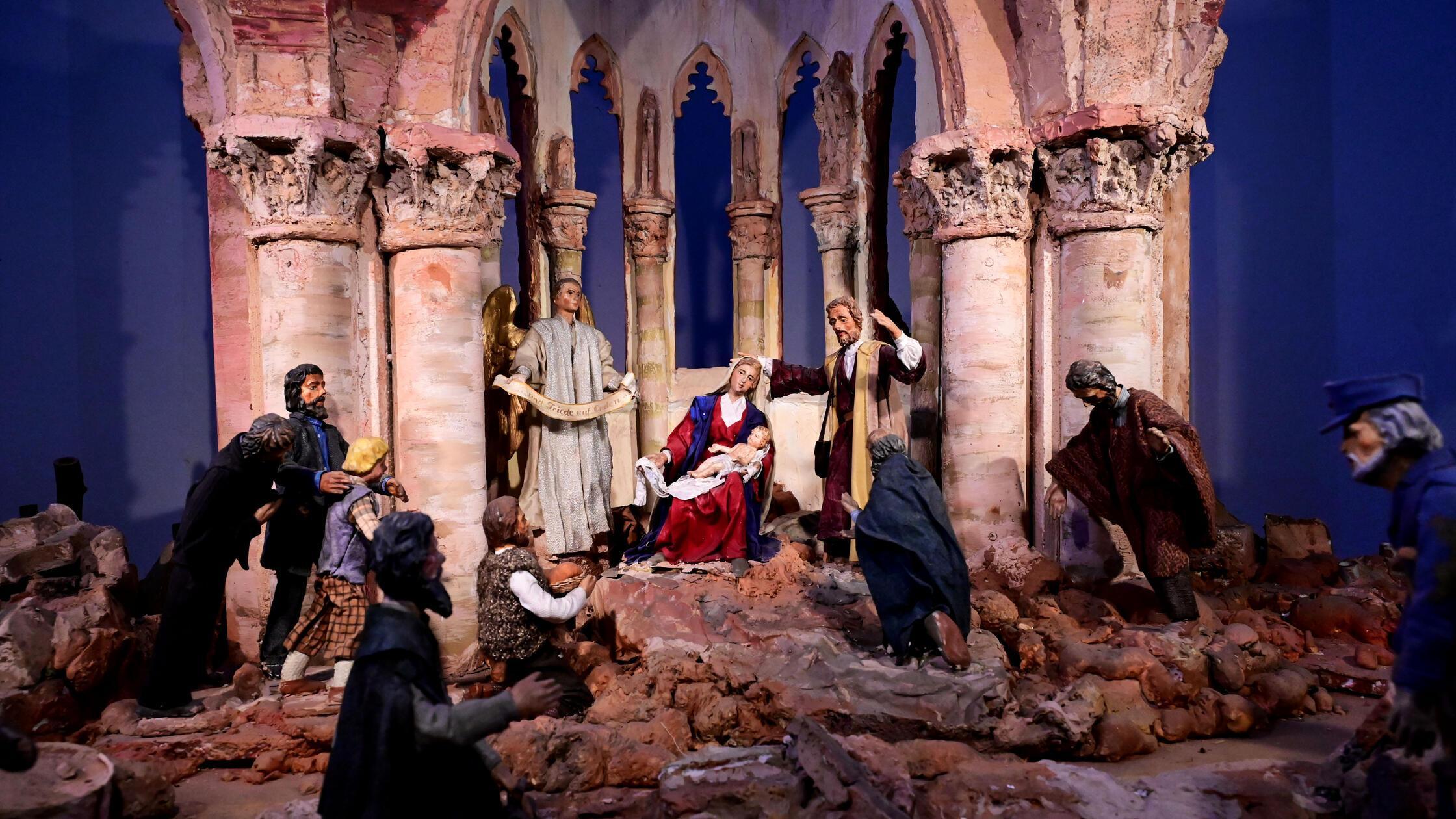 Pr-chtige-Krippen-in-N-rnbergs-einziger-Barockkirche-erz-hlen-von-Hoffnung-und-Leid