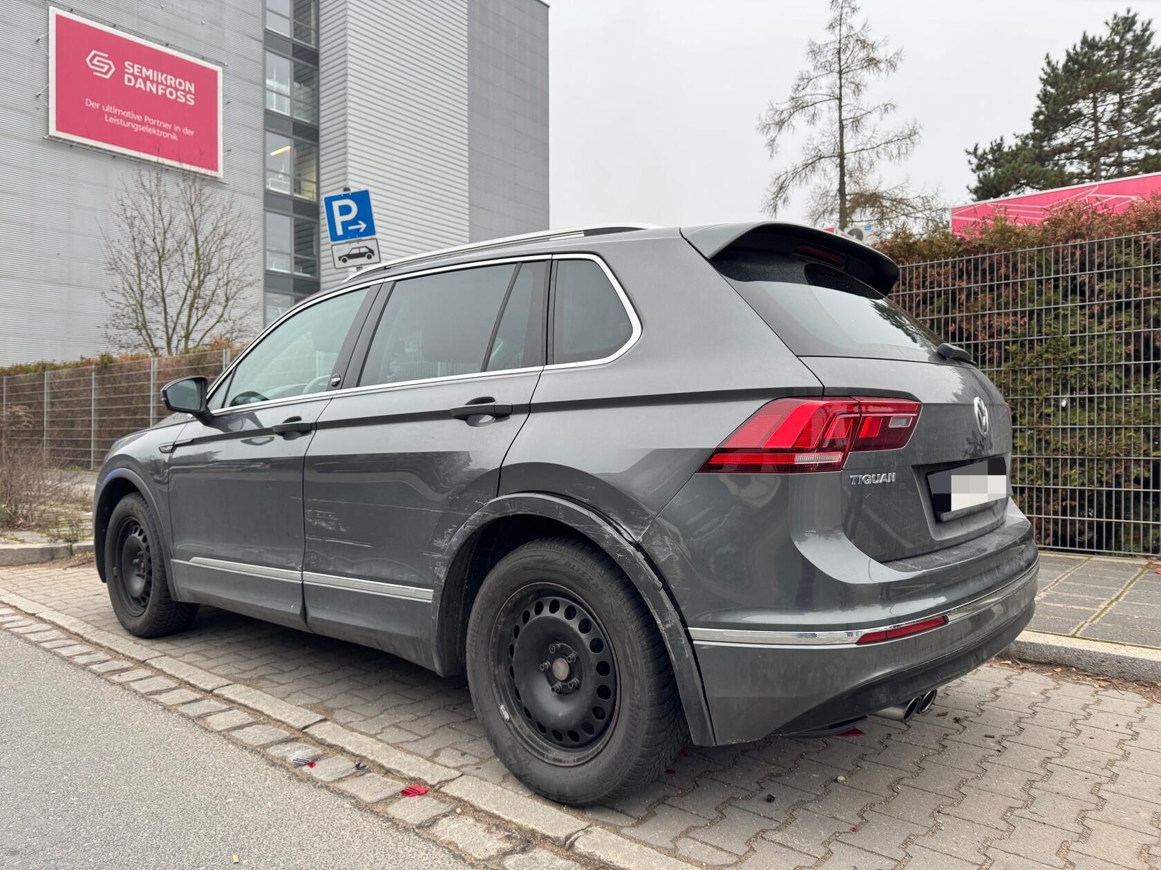 Aus bislang ungeklärter Ursache kam das Fahrzeug auf Höhe der Einmündung zur Äußeren Buttendorfer Straße nach rechts von der Fahrbahn ab und touchierte einen VW Tiguan, der dort geparkt war.