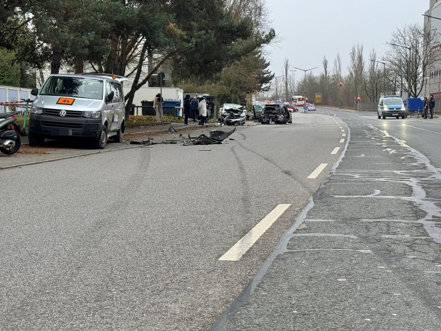 Der BMW geriet daraufhin ins Schleudern, kam nach links ab und kollidierte frontal mit einem VW-Bus.