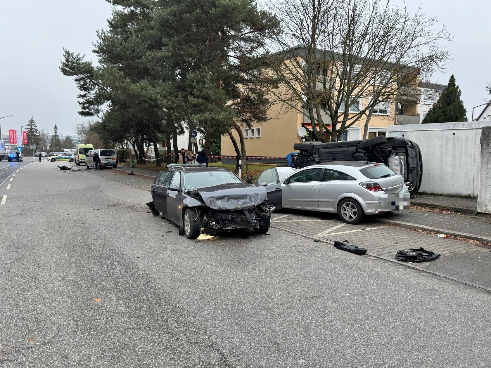 Im weiteren Verlauf schleuderte der BMW gegen einen geparkten Hyundai Tucson. Der wiederum wurde gegen einen Opel Astra geschleudert.
