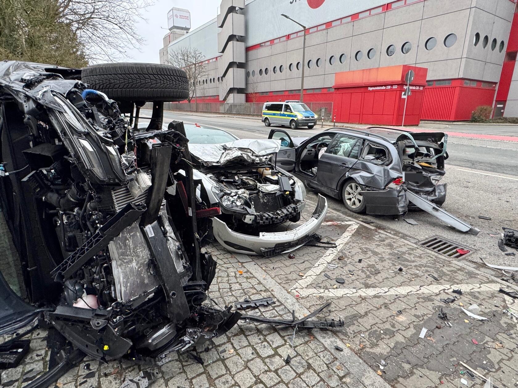 Der Hyundai überschlug sich anschließend.