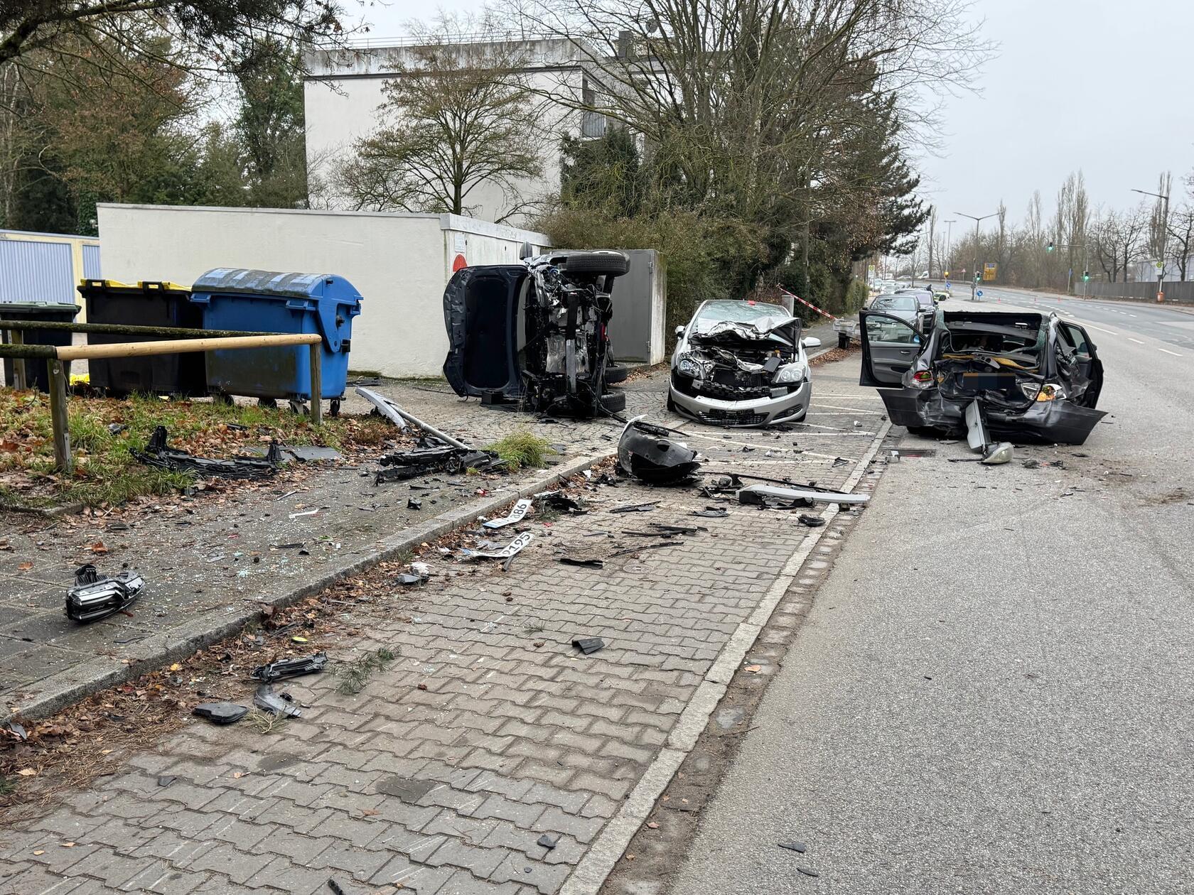 Das Auto des Unfallverursachers kam komplett demoliert auf der Fahrbahn zum Stehen.