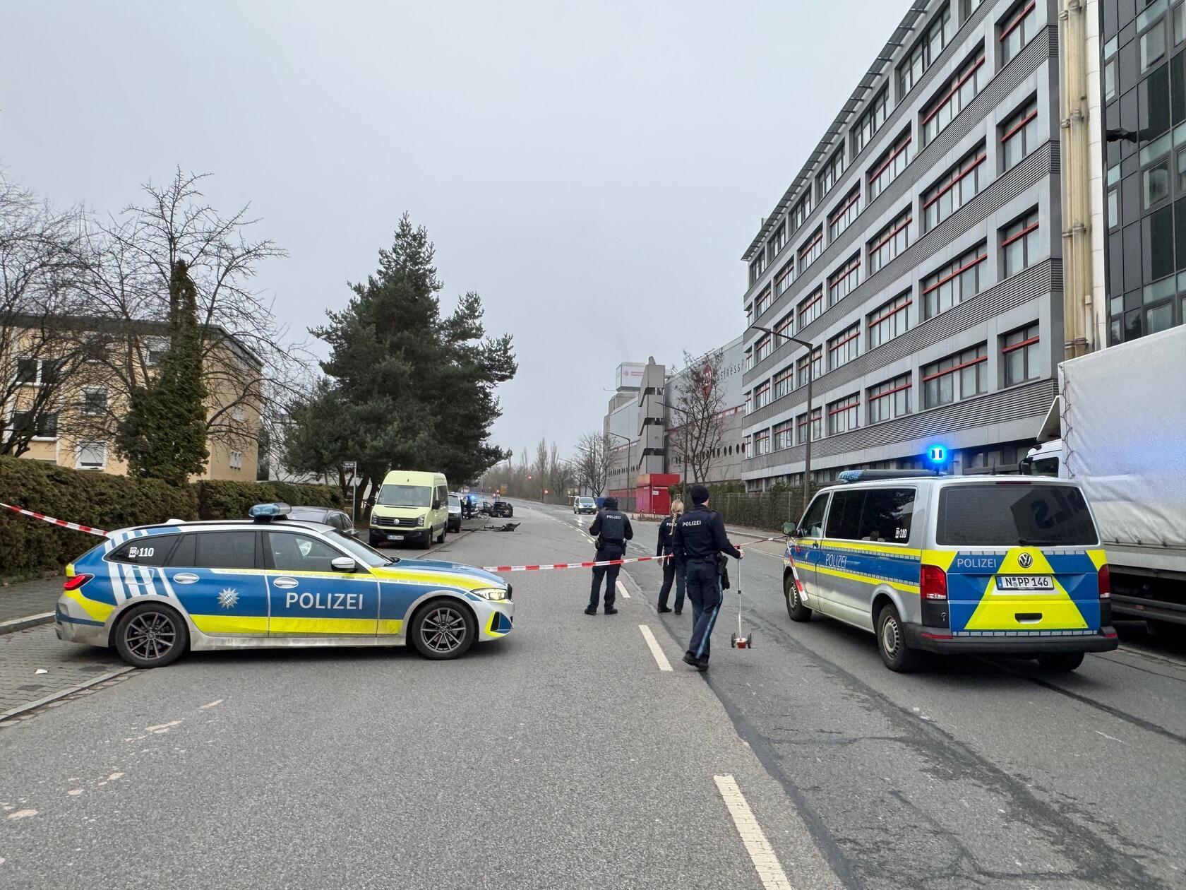 Die Berufsfeuerwehr Nürnberg sicherte die Unfallstelle und nahm auslaufende Betriebssstoffe auf. Bei vier der fünf in den Unfall verwickelten Fahrzeuge wurde ein Totalschaden registriert, die Polizei schätzt den Gesamtschaden auf mindestens 70.000 Euro.