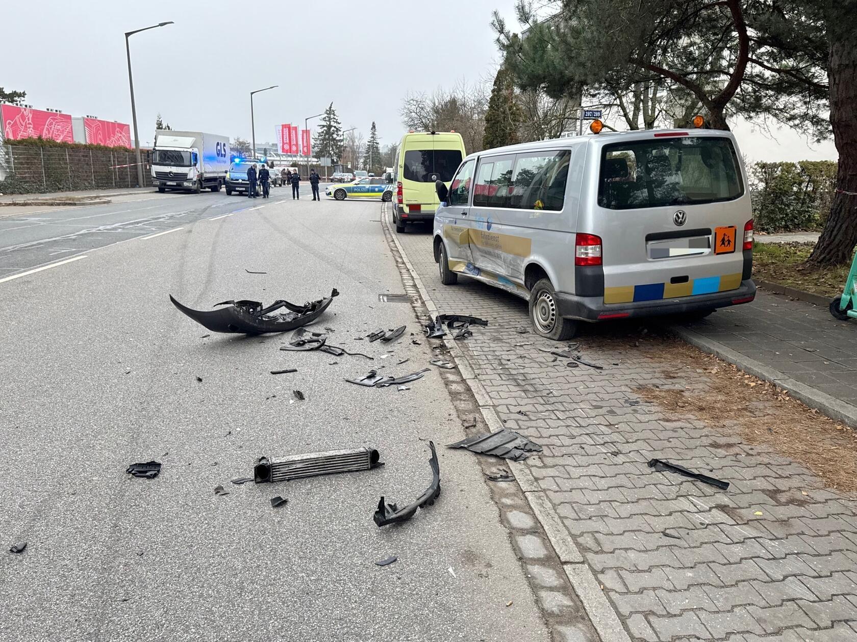 Die beiden Insassen des BMW wurden mittelschwer beziehungsweise leicht verletzt, sie wurden zur weiteren Behandlung in Krankenhäuser gebracht. Der Führerschein sowie der BMW des 24-Jährigen wurden von der Polizei eingezogen.