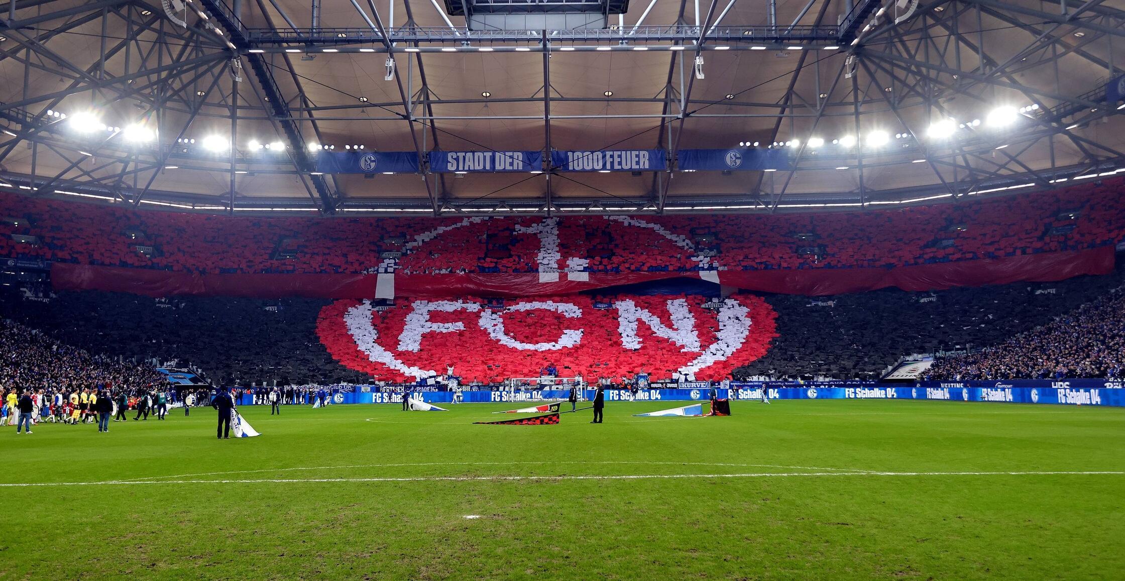 Vor Anpfiff gibt es eine imposante Choreo in der Nordkurve.