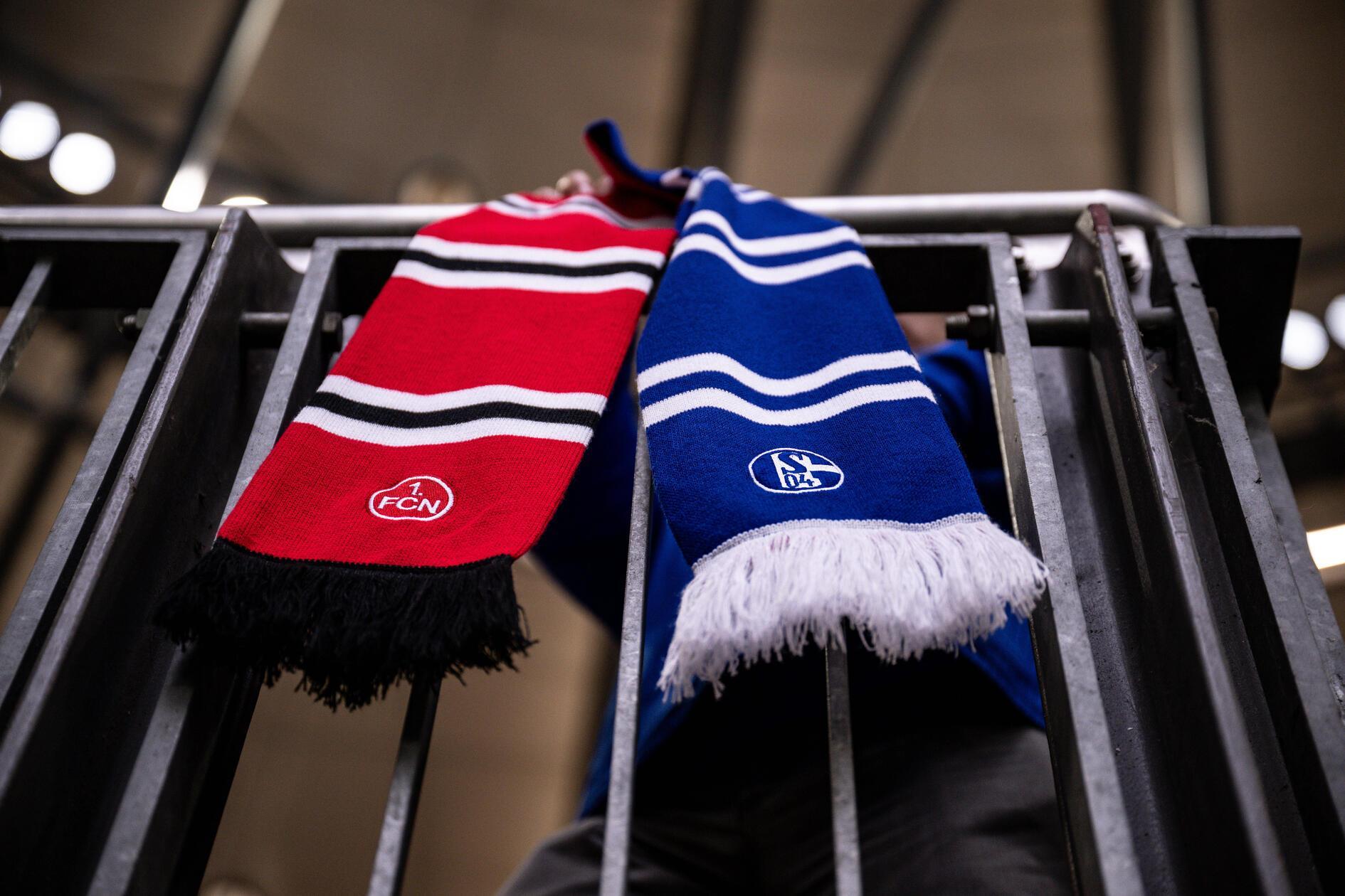 Rot-Schwarz und Blau-Weiß vereint.