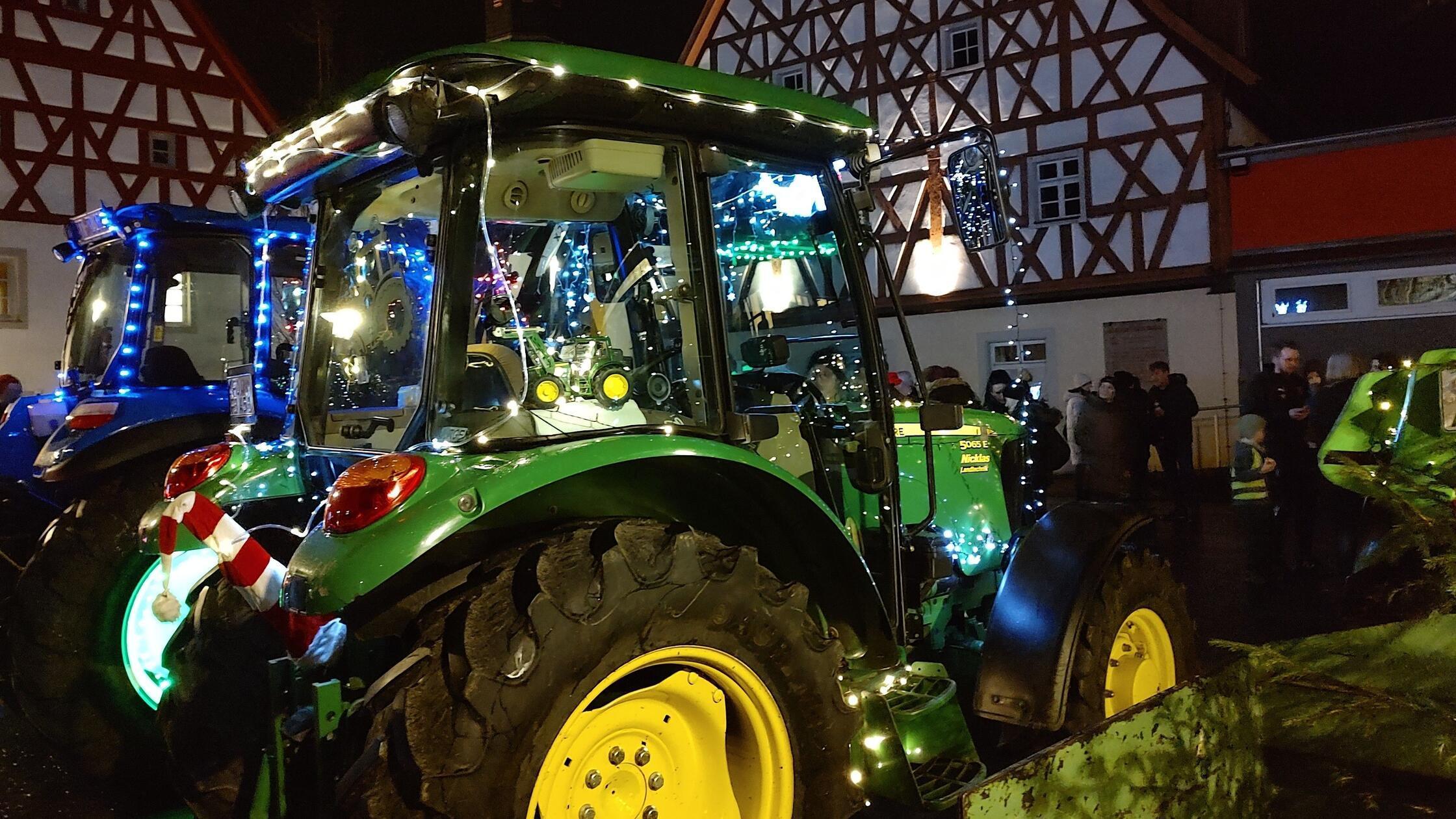 Leuchtende-Beispiele-f-r-sch-ne-Adventsstimmung-41-Traktoren-rollten-durch-Waischenfeld