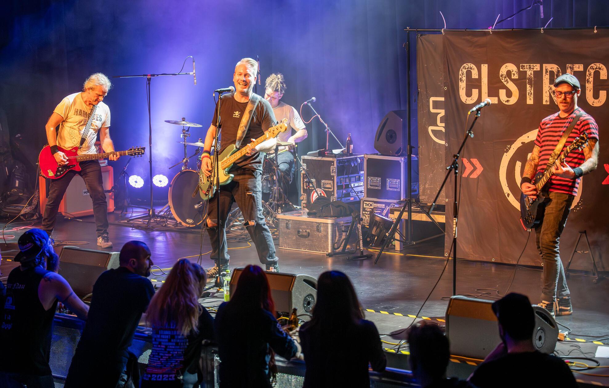 Wallesau-macht-die-Kufa-blau-Die-besten-Fotos-vom-Punkrock-Abend-in-Roth