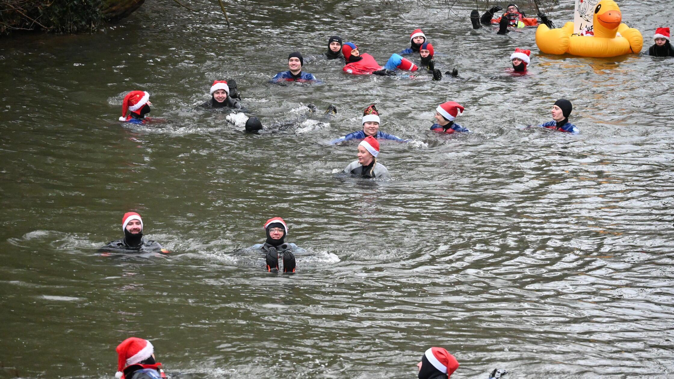 Nichts-f-r-Warmduscher-Laufer-Wasserwacht-veranstaltete-Adventsschwimmen-in-der-Pegnitz
