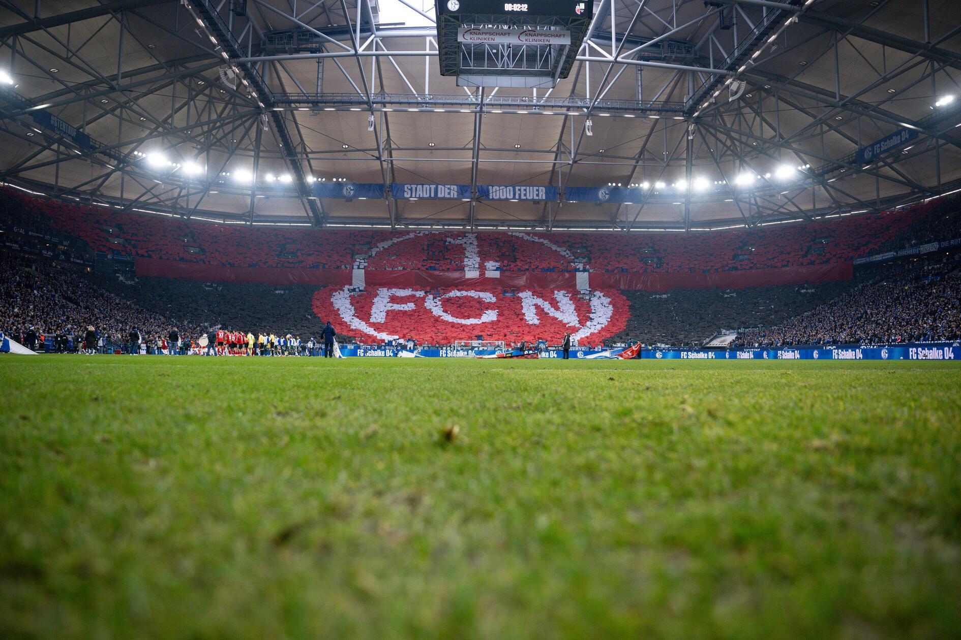 Vor Beginn sorgt die Schalker Nordkurve für eine imposante Choreo.