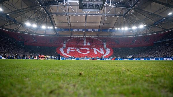 Vor Beginn sorgt die Schalker Nordkurve für eine imposante Choreo.
