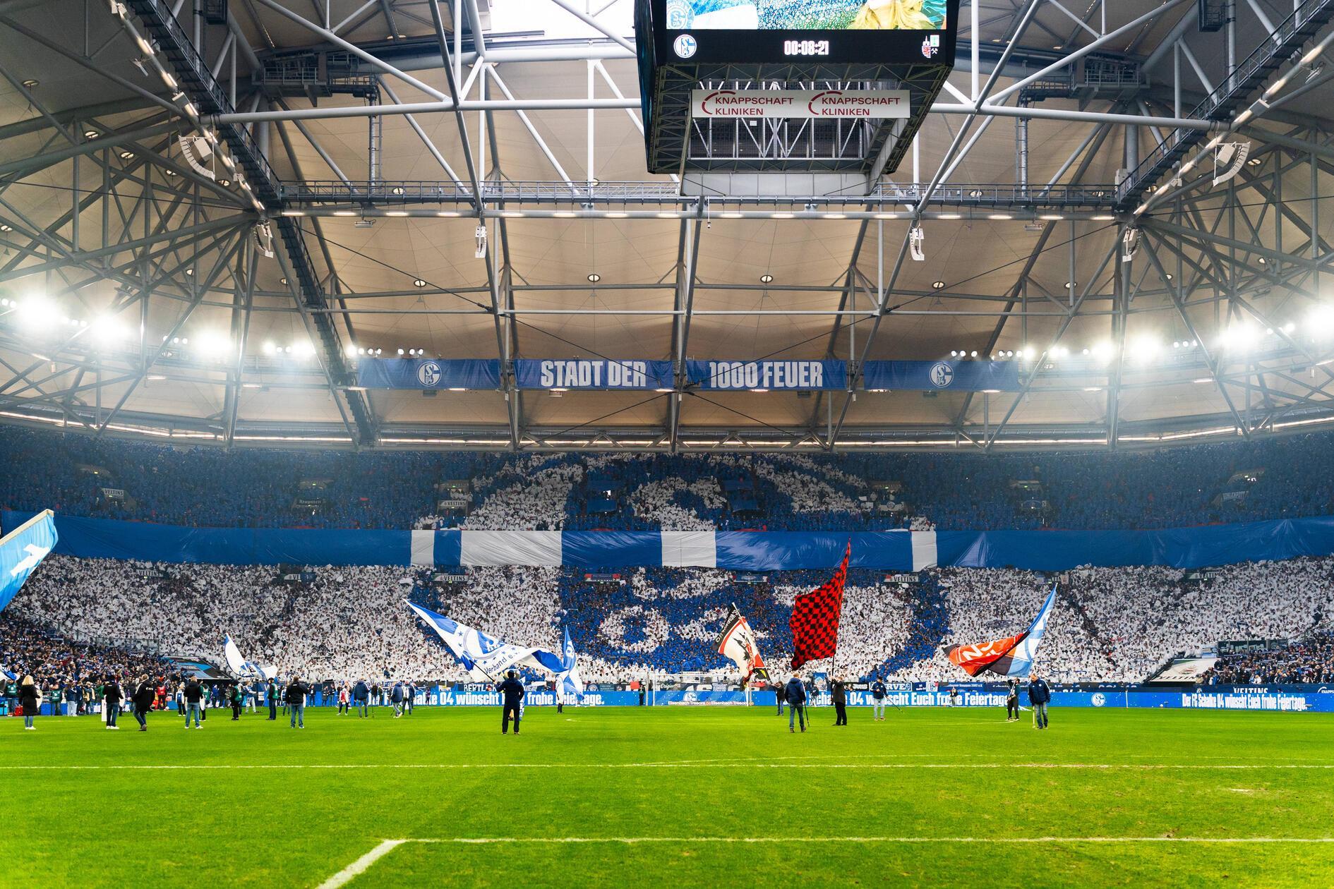 Die Fanlager feiern ihre traditionsreiche Freundschaft. Das Spiel ist ausverkauft.