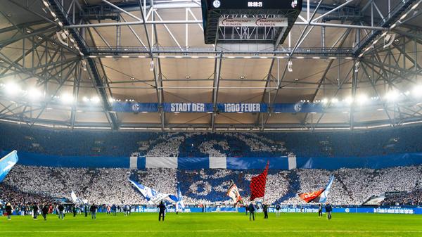 Die Fanlager feiern ihre traditionsreiche Freundschaft. Das Spiel ist ausverkauft.