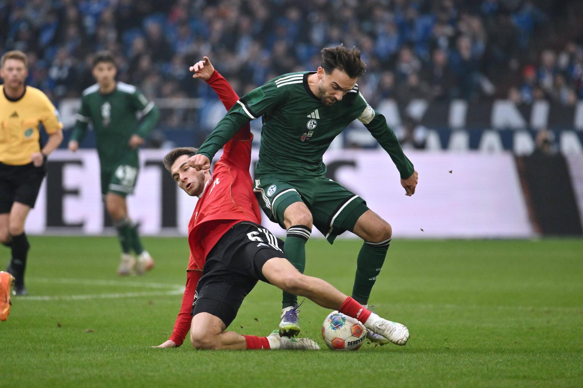 Spektakuläre Rettung! Adam Markhiev stoppt mit einer genialen Grätsche einen gefährlichen 3-gegen-2-Angriff der Schalker - ein Highlight der ersten Hälfte.