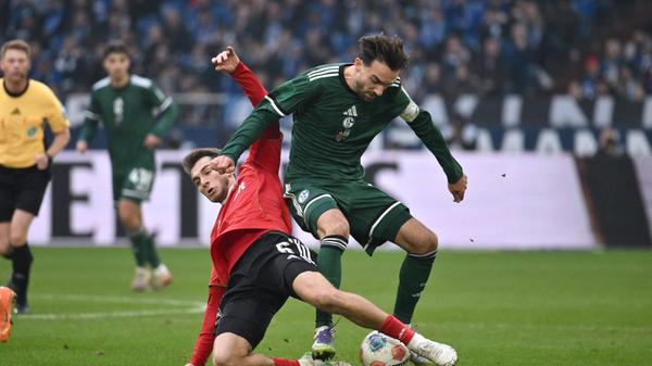 Spektakuläre Rettung! Adam Markhiev stoppt mit einer genialen Grätsche einen gefährlichen 3-gegen-2-Angriff der Schalker - ein Highlight der ersten Hälfte.