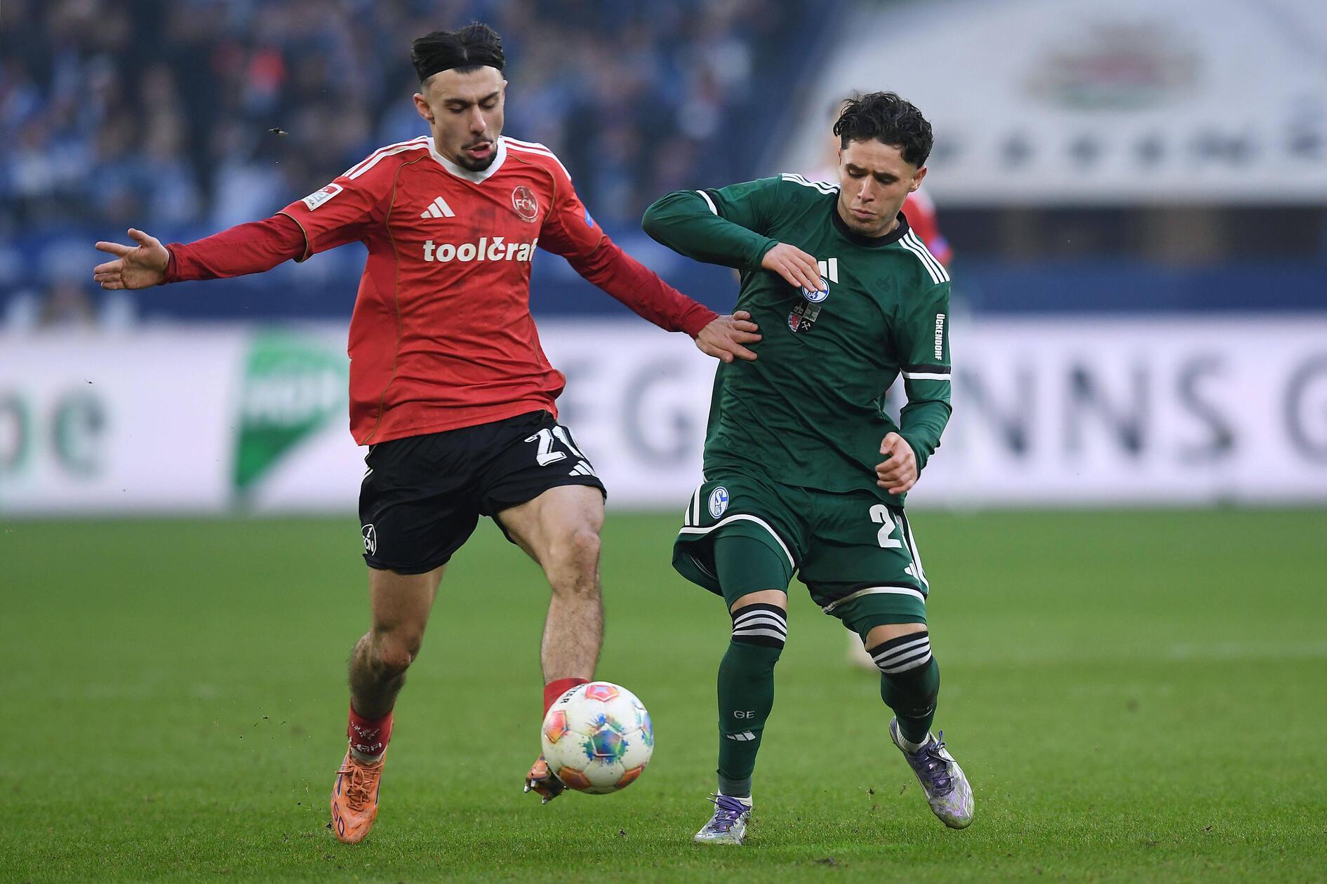 Die Knappen liegen bei den Zweikämpfen etwas vorne und der Club hat ein wenig mehr Ballbesitz. Zum vierten Mal in Folge geht Nürnberg mit einem 0:0 in die Pause.