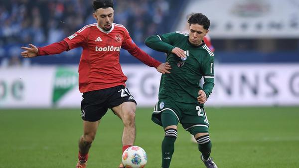 Die Knappen liegen bei den Zweikämpfen etwas vorne und der Club hat ein wenig mehr Ballbesitz. Zum vierten Mal in Folge geht Nürnberg mit einem 0:0 in die Pause.