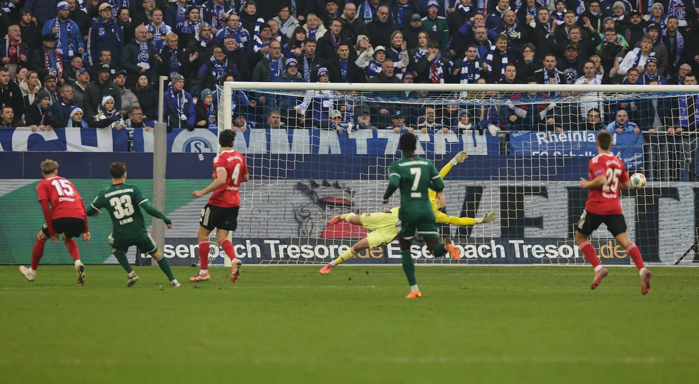 Mit der ersten guten Chance geht Schalke in der zweiten Halbzeit in Führung.