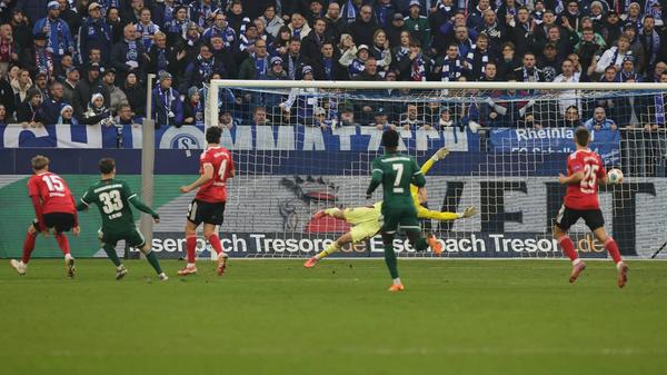 Mit der ersten guten Chance geht Schalke in der zweiten Halbzeit in Führung.