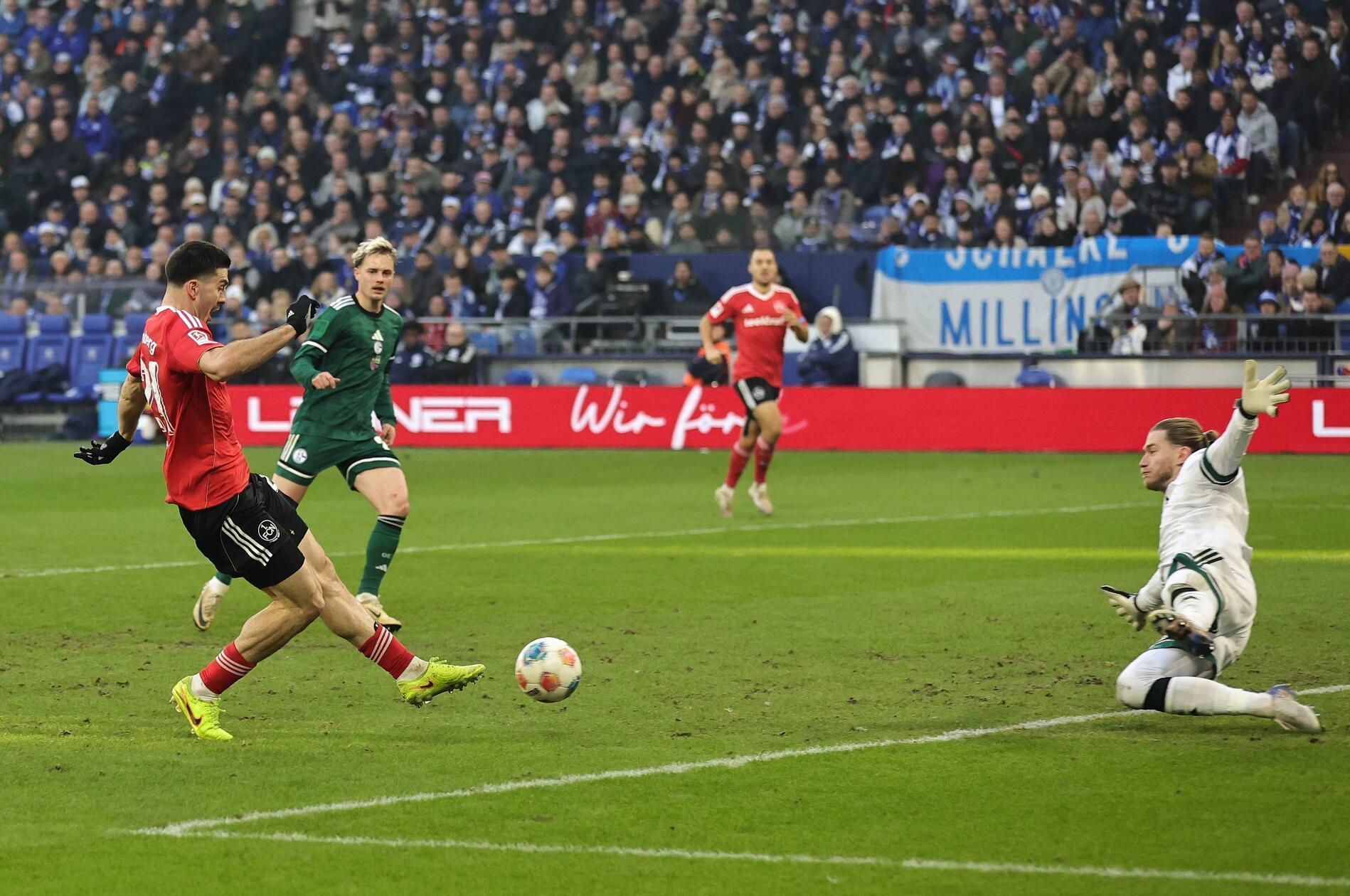 Auch nach einer Stunde wartet der FCN gegen die beste Abwehr der Liga noch auf seinen ersten Torschuss. In der 66. Minute ist es dann endlich so weit: Luka Lochoshvili taucht frei vor Loris Karius auf und scheitert aus kurzer Distanz am Schalker Schlussmann.