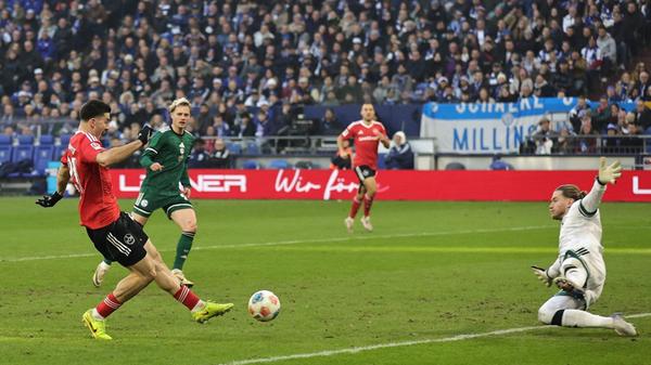 Auch nach einer Stunde wartet der FCN gegen die beste Abwehr der Liga noch auf seinen ersten Torschuss. In der 66. Minute ist es dann endlich so weit: Luka Lochoshvili taucht frei vor Loris Karius auf und scheitert aus kurzer Distanz am Schalker Schlussmann.