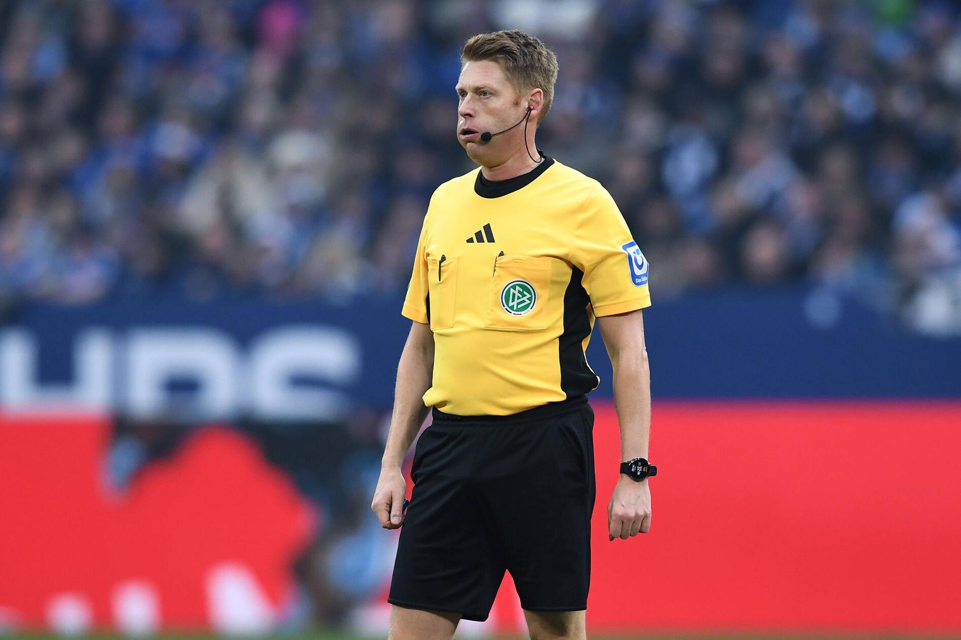 Ab der 69. Minute sollte der Club eigentlich in Überzahl spielen. Der bereits verwarnte Hasan Kuruçay begeht erneut ein klares taktisches Foul, doch der Platzverweis bleibt aus. Eine eklatante Fehlentscheidung des Schiedsrichtergespanns um Christian Dingert zu Ungunsten des FCN.