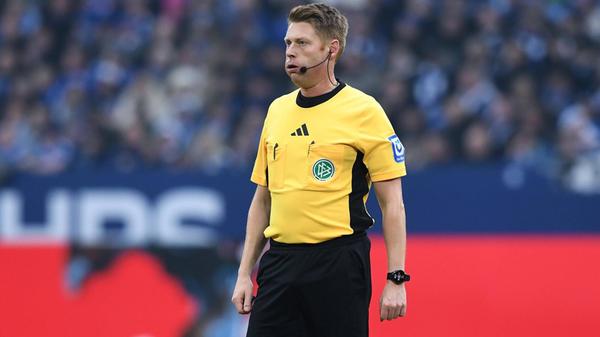 Ab der 69. Minute sollte der Club eigentlich in Überzahl spielen. Der bereits verwarnte Hasan Kuruçay begeht erneut ein klares taktisches Foul, doch der Platzverweis bleibt aus. Eine eklatante Fehlentscheidung des Schiedsrichtergespanns um Christian Dingert zu Ungunsten des FCN.