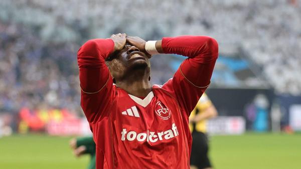 Erst in der 81. Minute kommt der Club wieder gefährlich vor das Schalker Tor. Mohamed Alì Zoma zieht aus 17 Metern ab. Sein Schuss wird von Nikola Katić abgefälscht und geht am Tor vorbei.