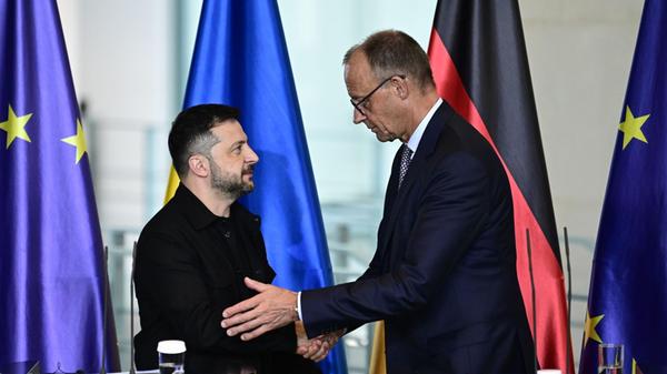Wolodymyr Selenskyj (l), Präsident der Ukraine und