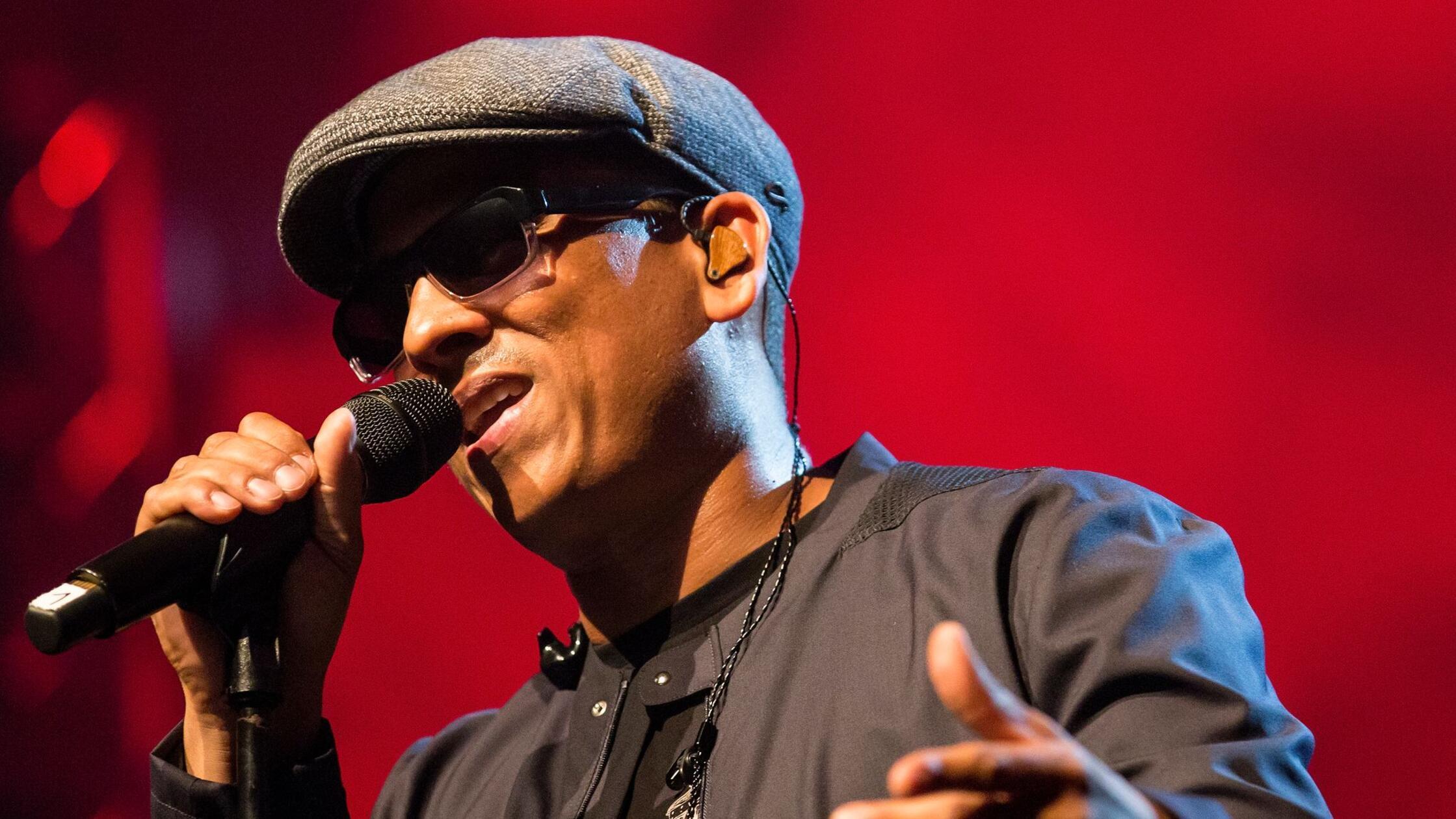 Xavier Naidoo se vrača na koncertne odre ob polemikah in neodgovorjenih vprašanjih