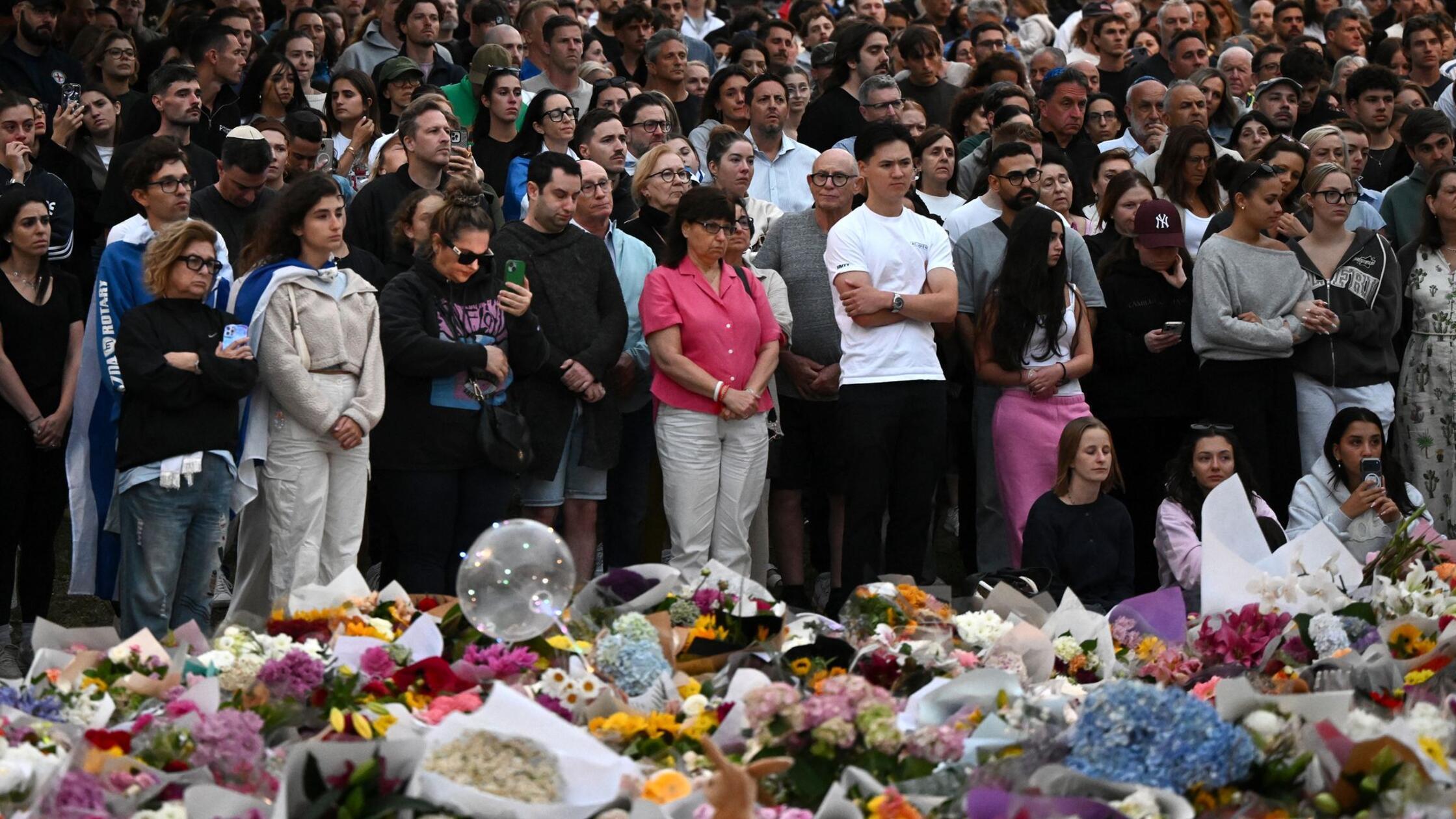 Mahnwache-f-r-Tote-am-Bondi-Beach-Australien-pr-ft-Gesetze