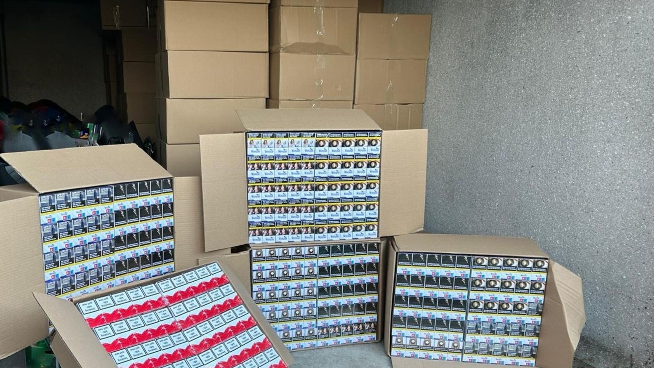 Pri racijah zasegli več kot 10 milijonov tihotapljenih cigaret in aretirali več oseb