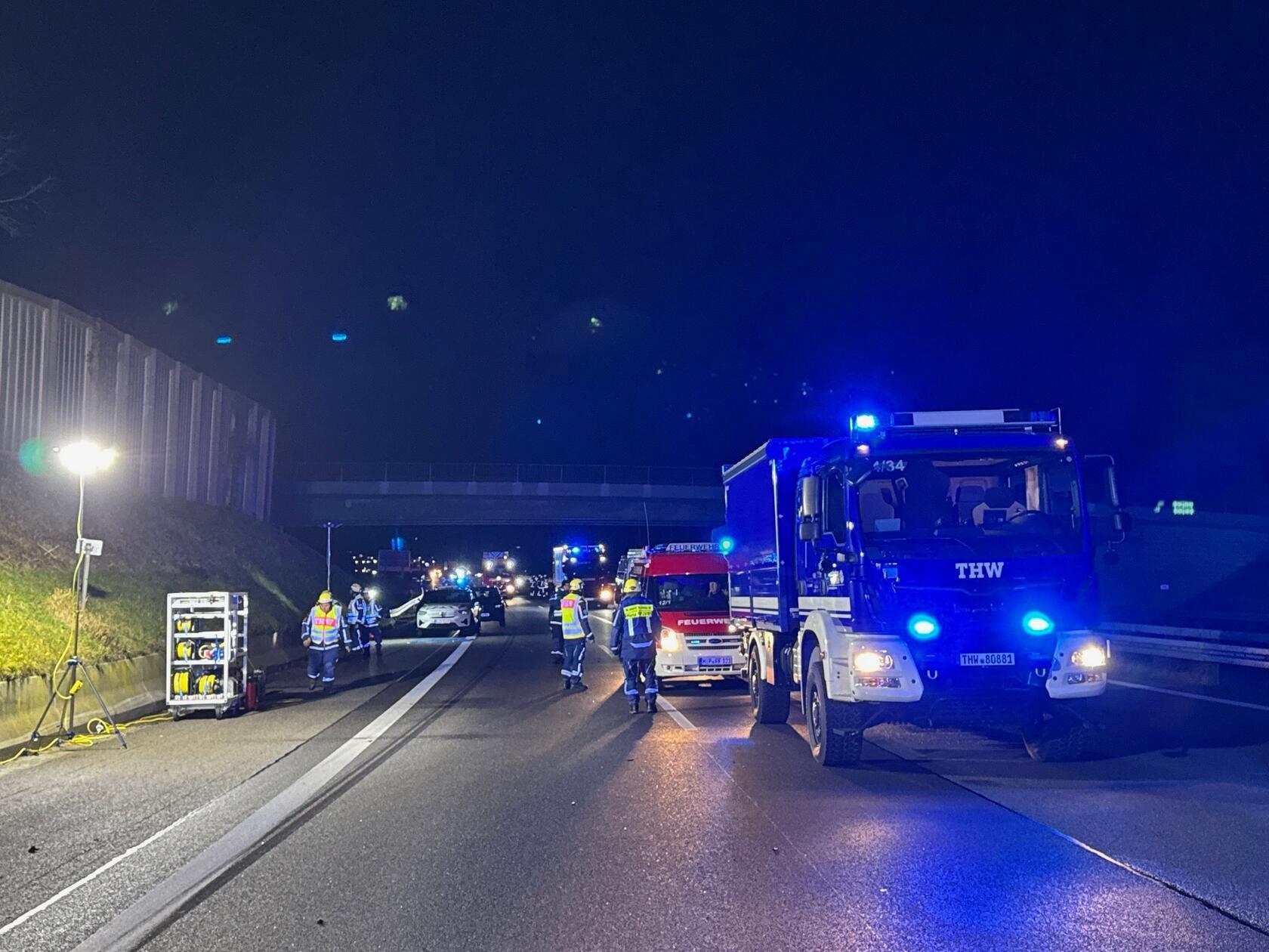 In dieser Situation ließ sich der Jaguar erst zurückfallen, beschleunigte jedoch anschließend wieder und zwang die Beamten, mit ihrem Einsatzfahrzeug auf die Mittelspur auszuweichen.
