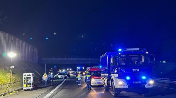 In dieser Situation ließ sich der Jaguar erst zurückfallen, beschleunigte jedoch anschließend wieder und zwang die Beamten, mit ihrem Einsatzfahrzeug auf die Mittelspur auszuweichen.