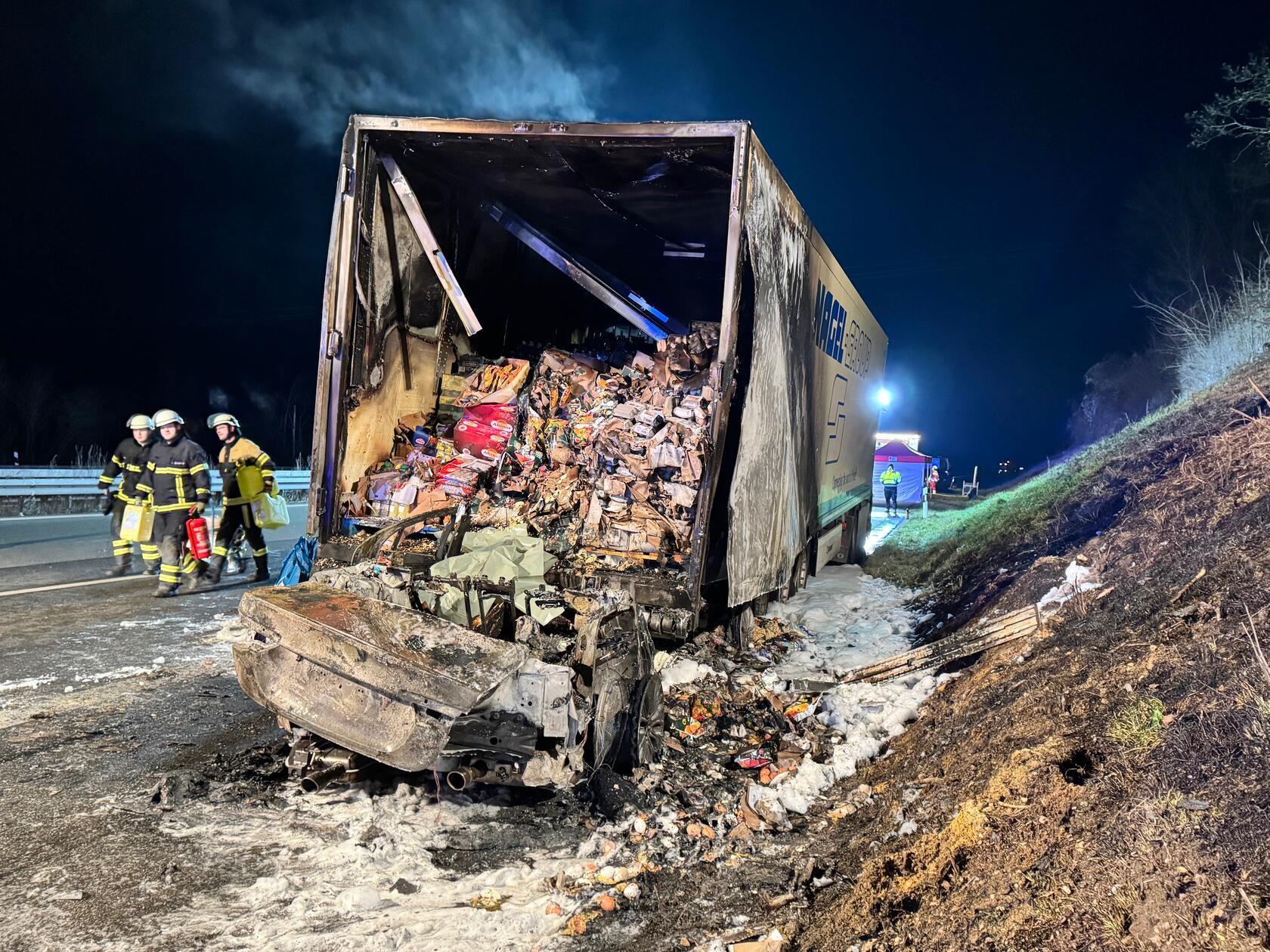 Der Jaguar überholte den Streifenwagen und fuhr unmittelbar danach auf einen vorausfahrenden Sattelzug auf. Der Jaguar schob sich bis zu Hälfte unter den Sattelzug, der nach mehreren hundert Metern mit dem verkeilten Pkw unter dem Auflieger auf dem Standstreifen zum Stehen kam.