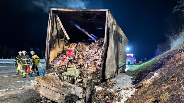 Der Jaguar überholte den Streifenwagen und fuhr unmittelbar danach auf einen vorausfahrenden Sattelzug auf. Der Jaguar schob sich bis zu Hälfte unter den Sattelzug, der nach mehreren hundert Metern mit dem verkeilten Pkw unter dem Auflieger auf dem Standstreifen zum Stehen kam.