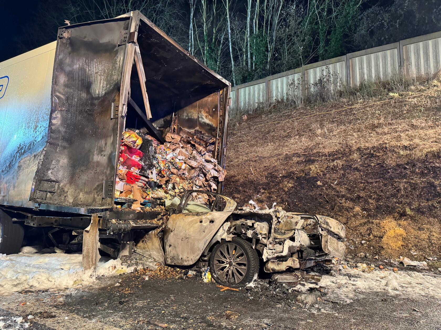 Dort entwickelte sich in der Folge ein Fahrzeugbrand. Die Polizeibeamten versuchten vergeblich, den Brand mit Feuerlöschern zu bekämpfen. Für den Fahrer des Pkw, der sein Fahrzeug nicht verlassen konnte, kam jede Hilfe zu spät.