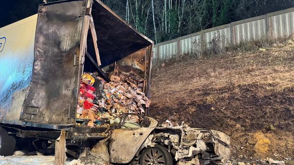 Dort entwickelte sich in der Folge ein Fahrzeugbrand. Die Polizeibeamten versuchten vergeblich, den Brand mit Feuerlöschern zu bekämpfen. Für den Fahrer des Pkw, der sein Fahrzeug nicht verlassen konnte, kam jede Hilfe zu spät.