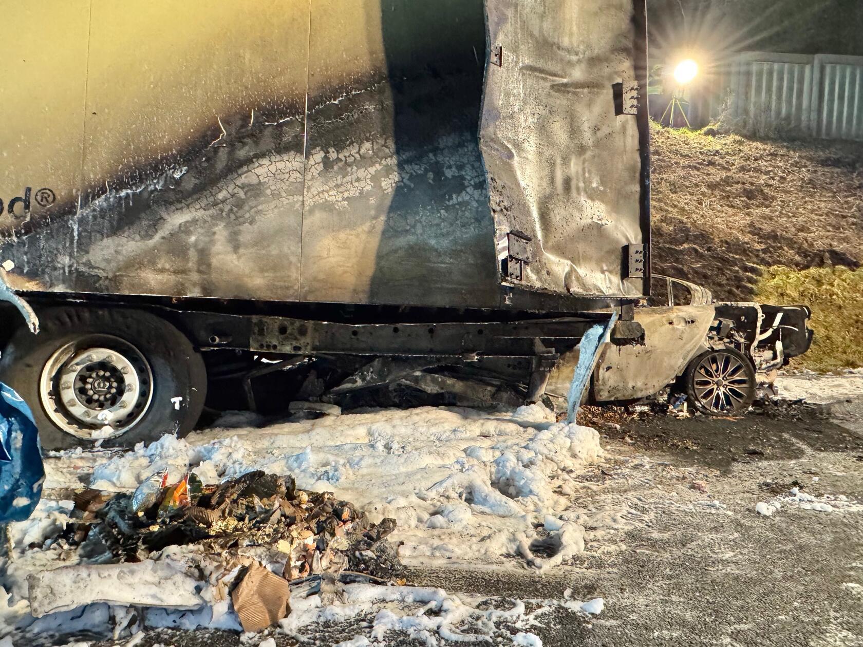 Erst Einsatzkräften der Feuerwehr gelang es im Anschluss, den vollständig in Flammen stehenden Pkw sowie den Sattelauflieger, auf den der Brand zwischenzeitlich ebenfalls übergegriffen hatte, zu löschen.