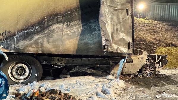 Erst Einsatzkräften der Feuerwehr gelang es im Anschluss, den vollständig in Flammen stehenden Pkw sowie den Sattelauflieger, auf den der Brand zwischenzeitlich ebenfalls übergegriffen hatte, zu löschen.