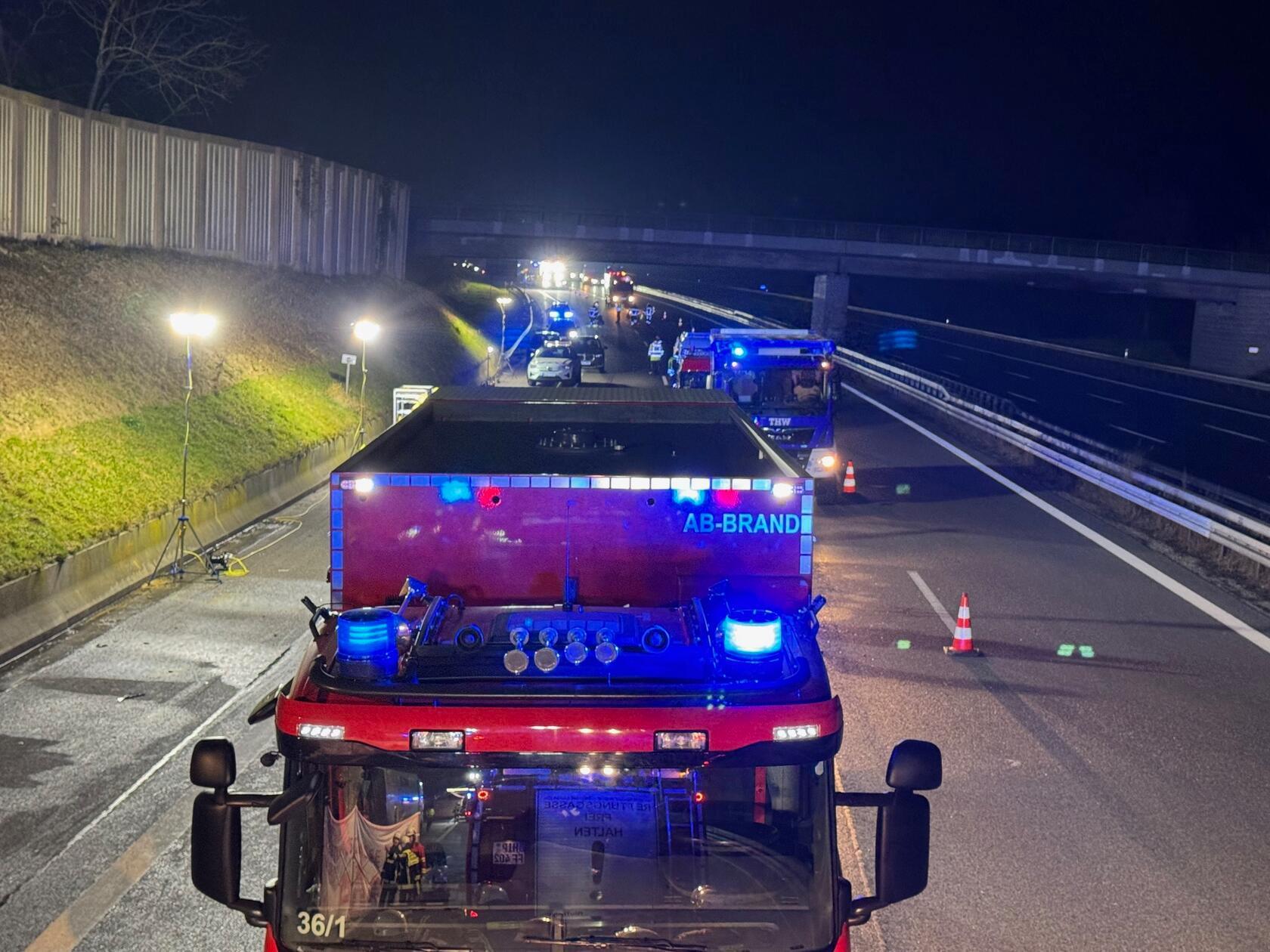 Die beiden Beamten der Verkehrspolizei Feucht zogen sich bei den Löscharbeiten eine Rauchgasvergiftung zu. Sie wurden zur weiteren Behandlung in ein Krankenhaus gebracht.
