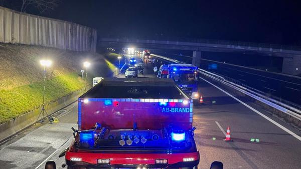 Die beiden Beamten der Verkehrspolizei Feucht zogen sich bei den Löscharbeiten eine Rauchgasvergiftung zu. Sie wurden zur weiteren Behandlung in ein Krankenhaus gebracht.