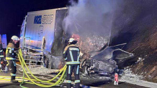 Derzeit geht die Polizei davon aus, dass es sich bei dem Verstorbenen um den 38-jährigen Fahrzeughalter des Jaguar handelt. Eine rechtsmedizinische Untersuchung soll diese Annahme zweifelsfrei bestätigen.