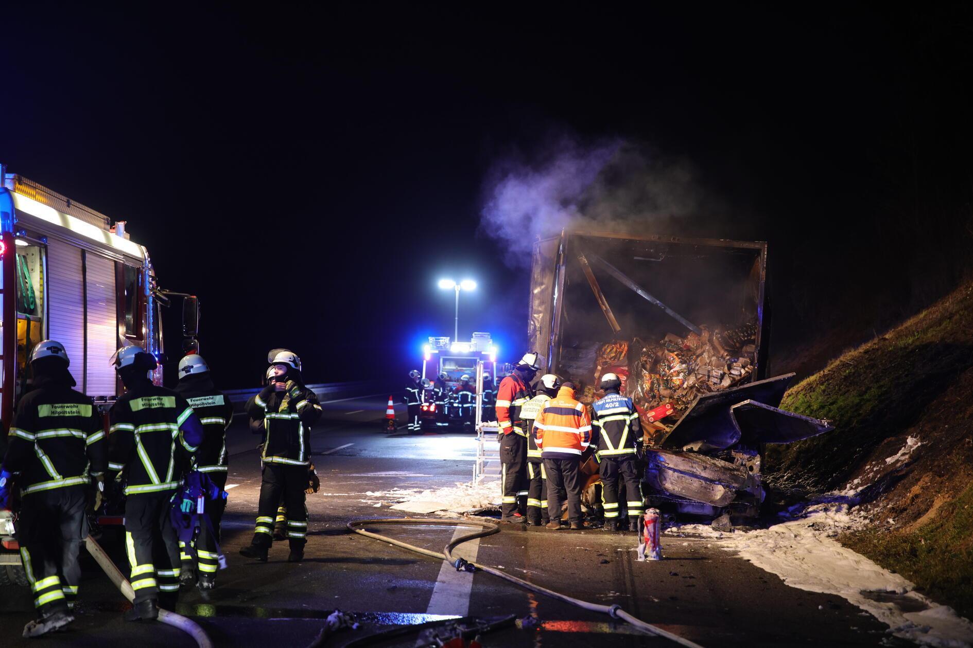 Derzeit wird der Verkehr über die linke Fahrspur am Einsatzort vorbeigeleitet.